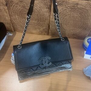 CHANEL Black Leather Shoulder Bag